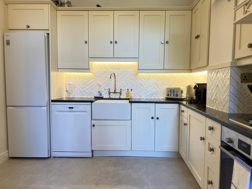 Coffee/tea facilities, Kitchen or kitchenette, dishwasher, storage, toaster, kitchen