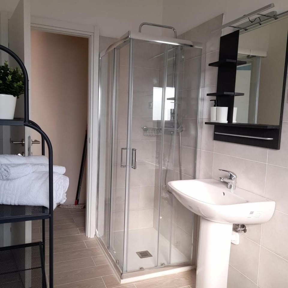 Shower, Toilet, Bathroom, towels