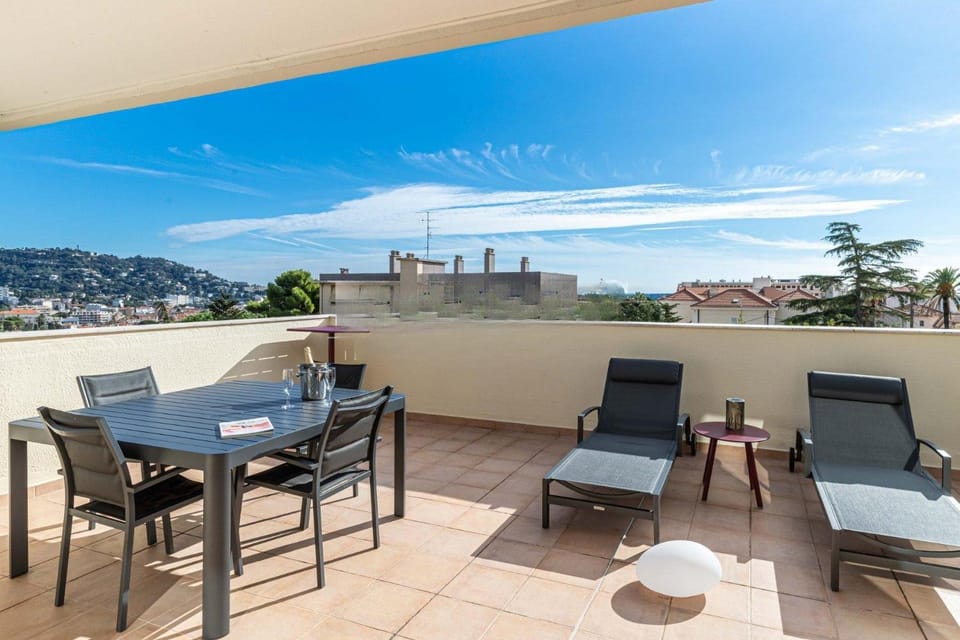 Patio, Day, Natural landscape, View (from property/room), Balcony/Terrace, Living room, Seating area, Dining area, City view, Mountain view