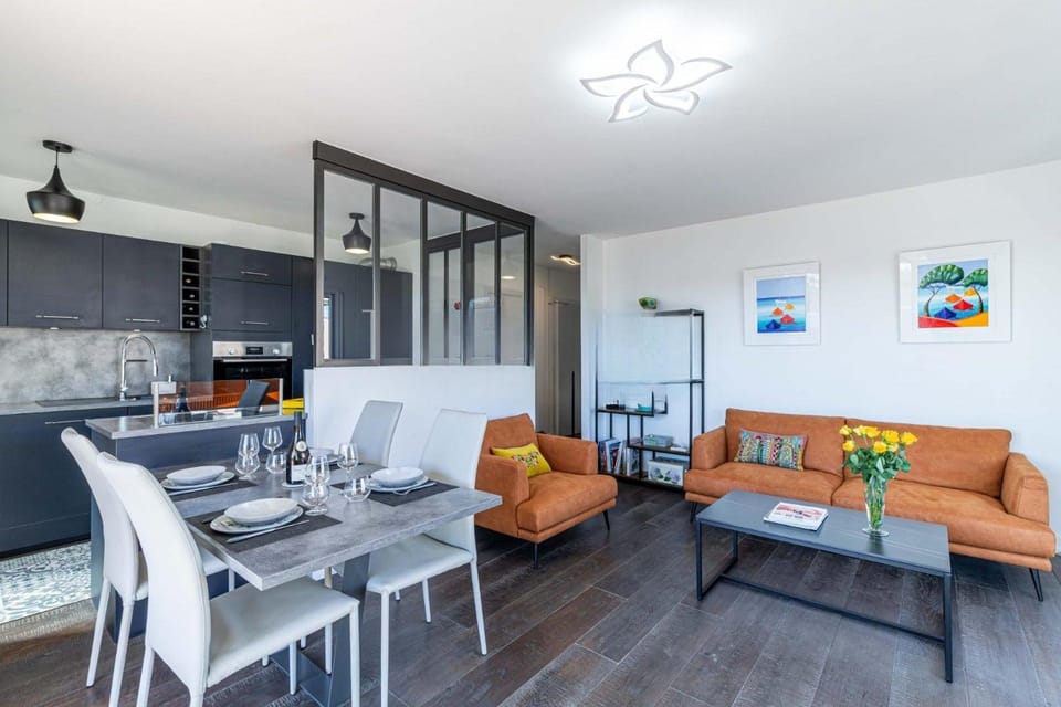 Kitchen or kitchenette, Living room, Seating area, Dining area