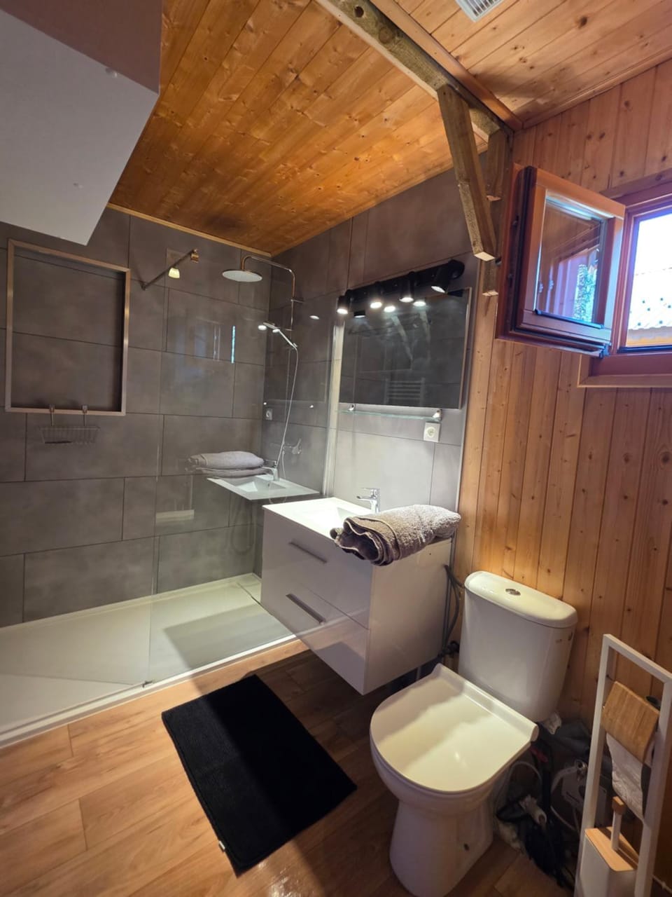 Chalet with beautiful lake view 6B Chalet in Provence-Alpes-Côte d'Azur