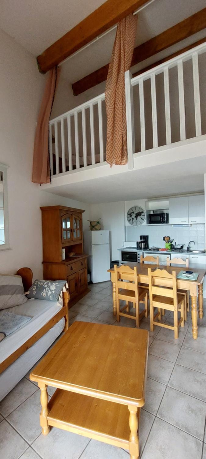 Kitchen or kitchenette, Seating area, Dining area