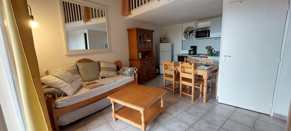 Kitchen or kitchenette, Seating area, Dining area