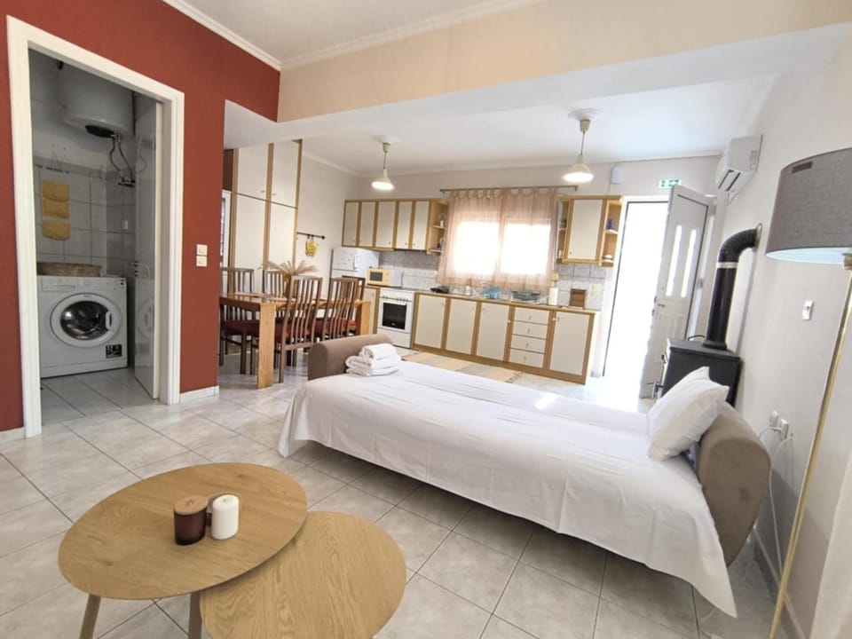 Kitchen or kitchenette, Seating area