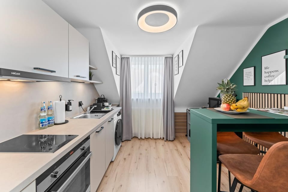 Coffee/tea facilities, Dining area, dishwasher, oven, stove, toaster