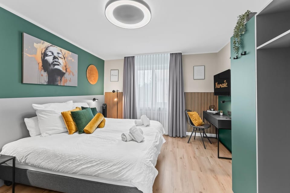 Bed, TV and multimedia, Seating area, Bedroom
