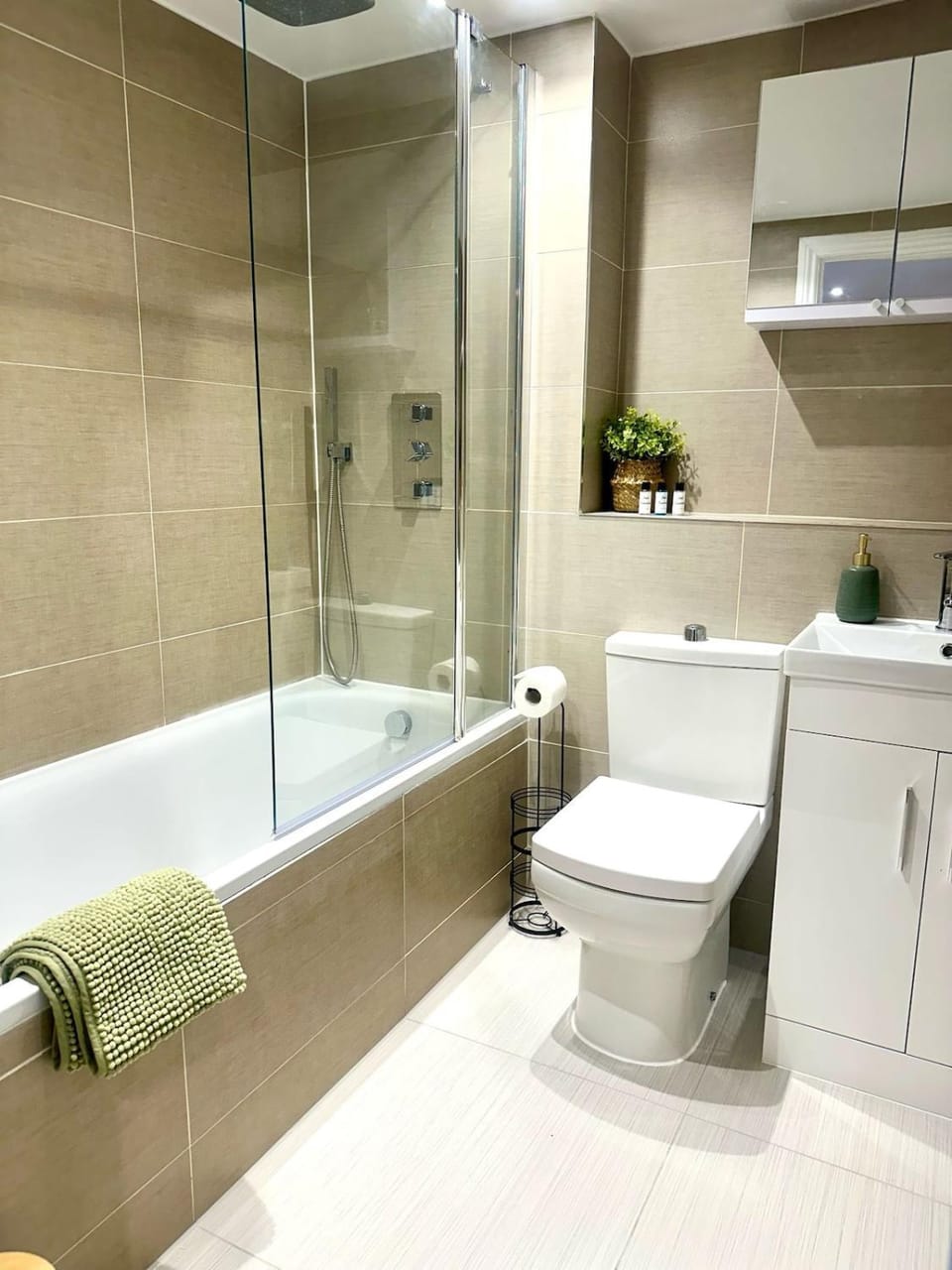 Stylish Bright loft Studio in Ealing Apartment in London Borough of Ealing