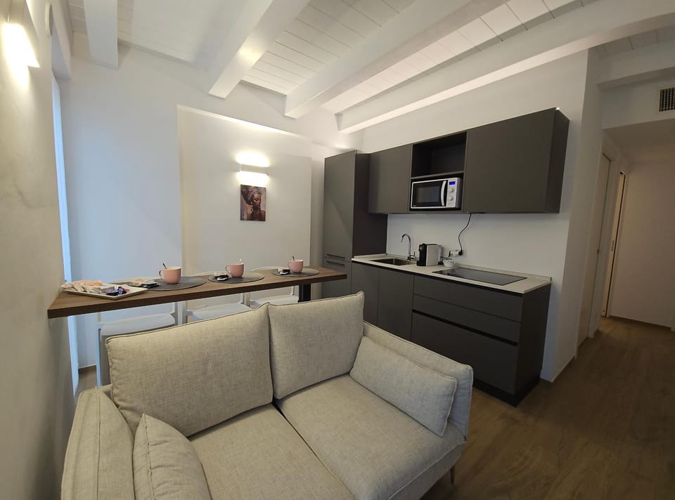 Kitchen or kitchenette, Living room, Seating area, Dining area