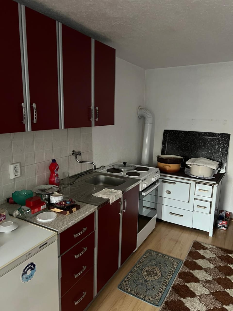 Kitchen or kitchenette, dishwasher, stove