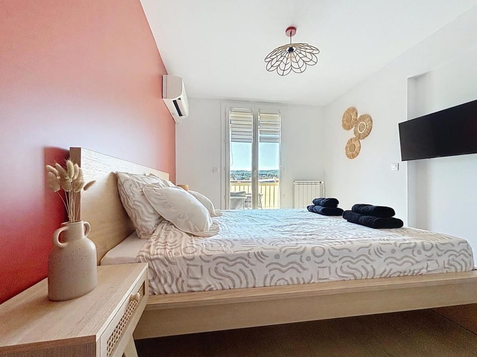 Bed, TV and multimedia, Photo of the whole room, Bedroom, towels