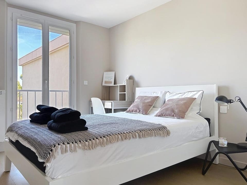 Bed, Photo of the whole room, Bedroom, towels
