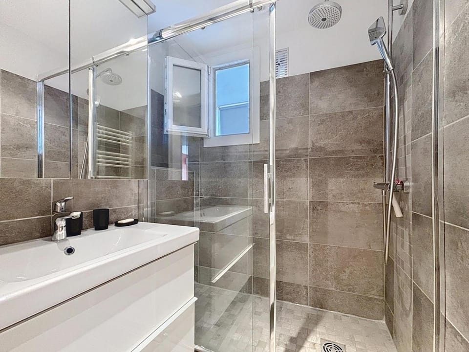 Shower, Bathroom, towels