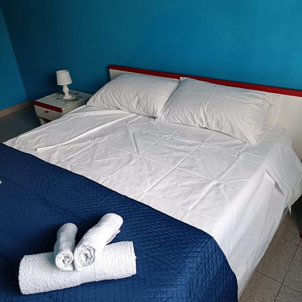 Bed, towels