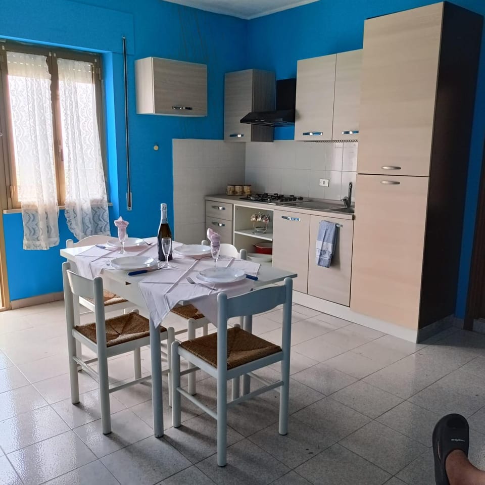 Kitchen or kitchenette, Dining area, stove
