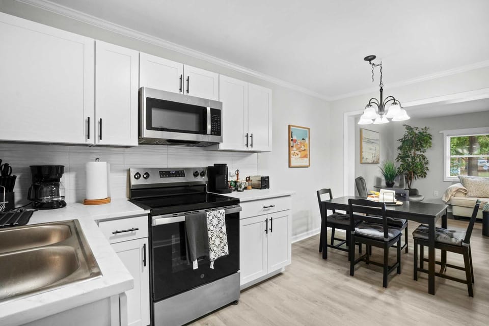 10 Min to Downtown - Smart Tvs - Fast Wi-Fi House in Raleigh