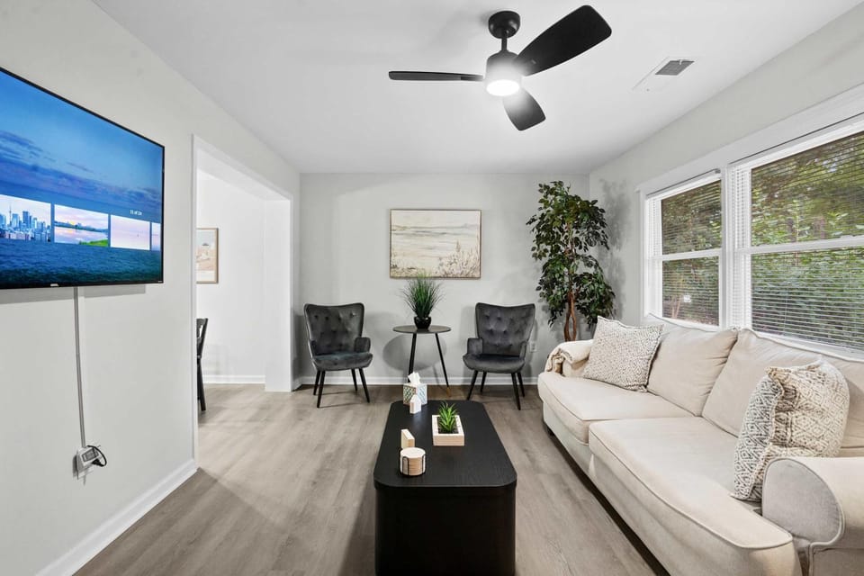 10 Min to Downtown - Smart Tvs - Fast Wi-Fi House in Raleigh