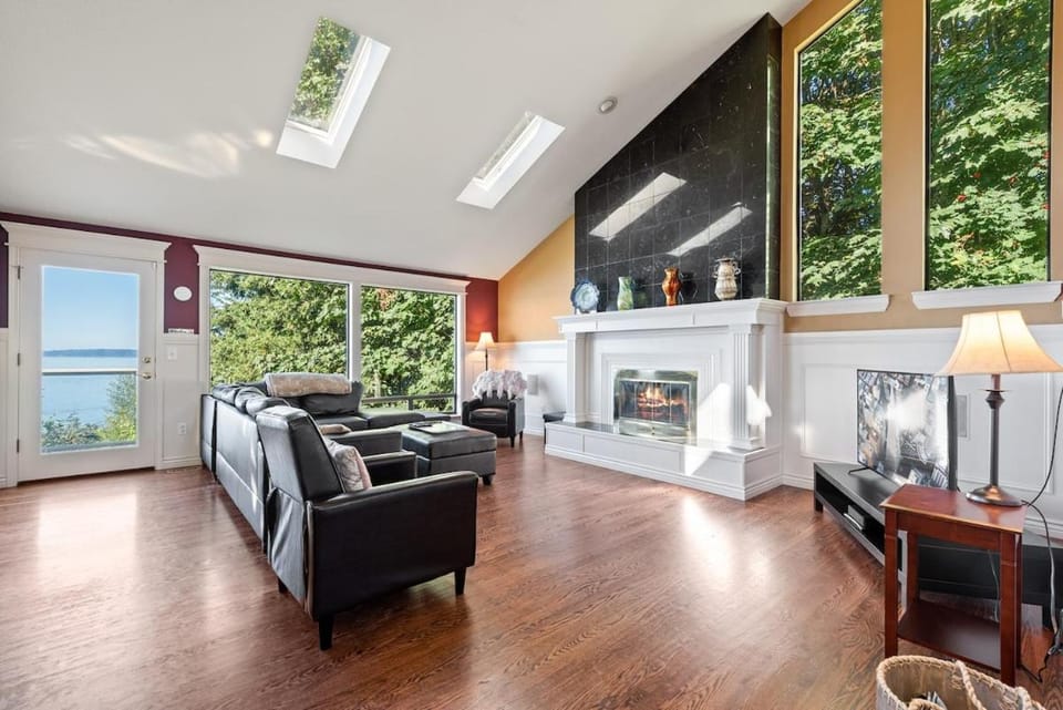 Beautiful Puget Sound Waterfront Villa Villa in Federal Way