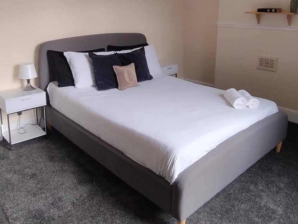 Photo of the whole room, Bedroom, towels