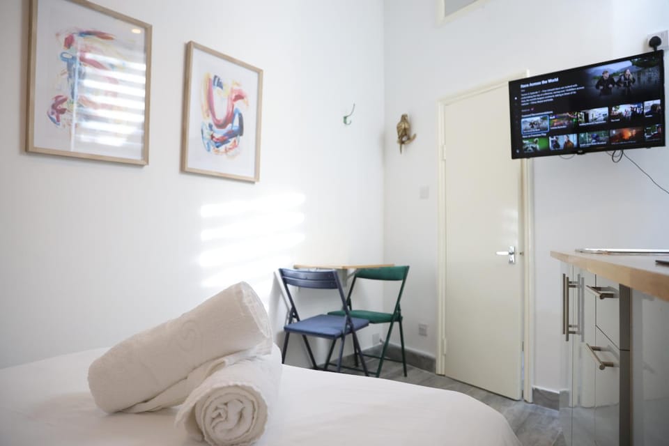 Bed, TV and multimedia, towels