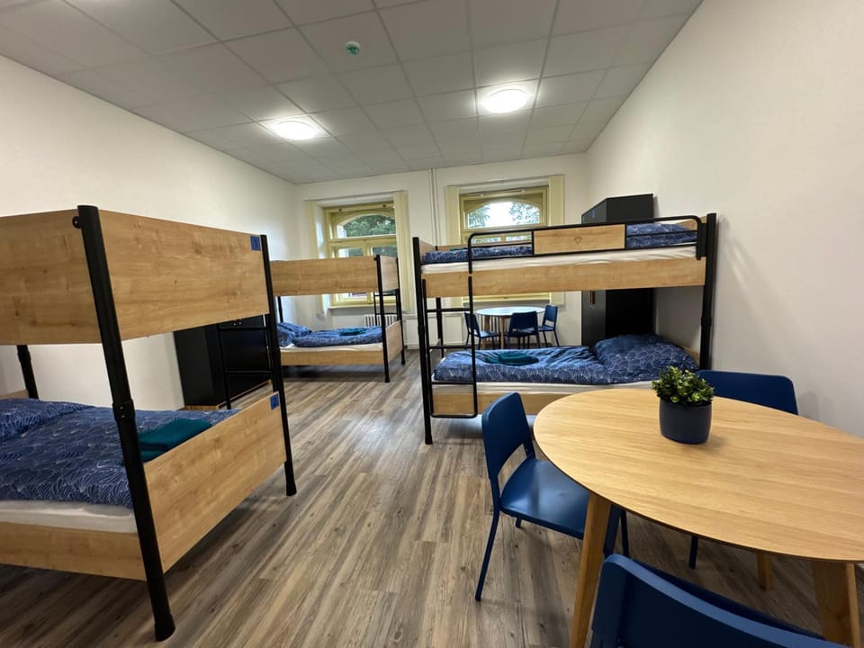 Seating area, bunk bed, locker