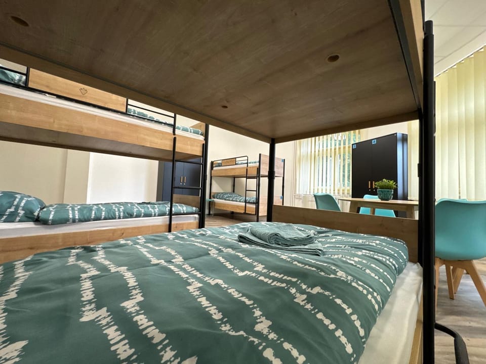 Seating area, bunk bed, locker