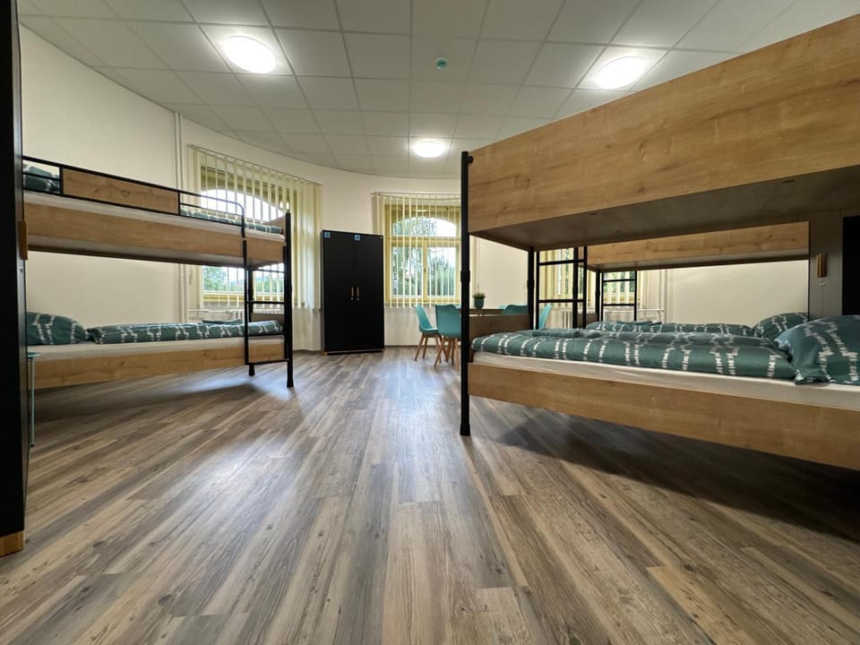 Seating area, bunk bed, locker