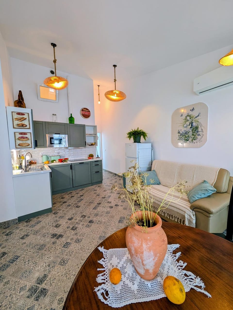 Kitchen or kitchenette, Living room, Food and drinks, Seating area, Dining area