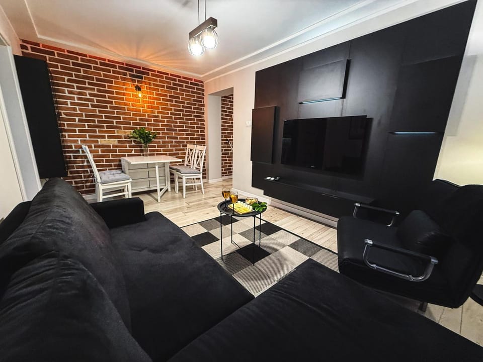 TV and multimedia, Living room, Seating area, Evening entertainment
