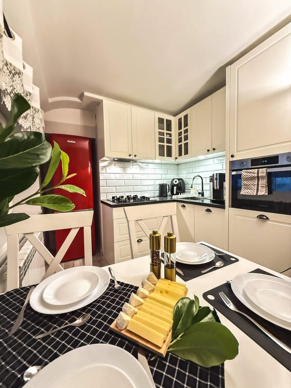 Kitchen or kitchenette, Food and drinks, Dining area, stove