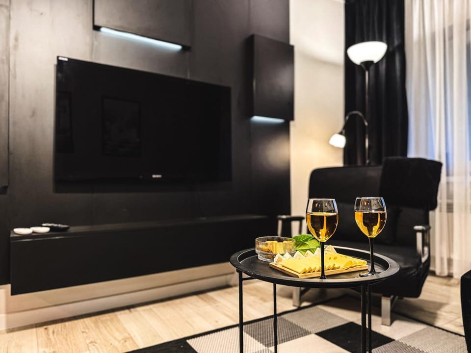 TV and multimedia, Living room, Seating area, Evening entertainment