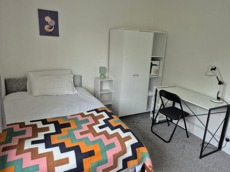 private room with shared bathroom 20 minutes walk to Durham centre Vacation rental in Durham