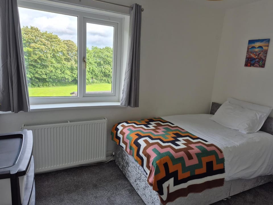 private room with shared bathroom 20 minutes walk to Durham centre Vacation rental in Durham
