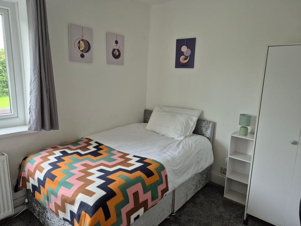 private room with shared bathroom 20 minutes walk to Durham centre Vacation rental in Durham