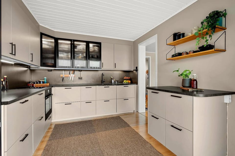Kitchen or kitchenette, oven, stove