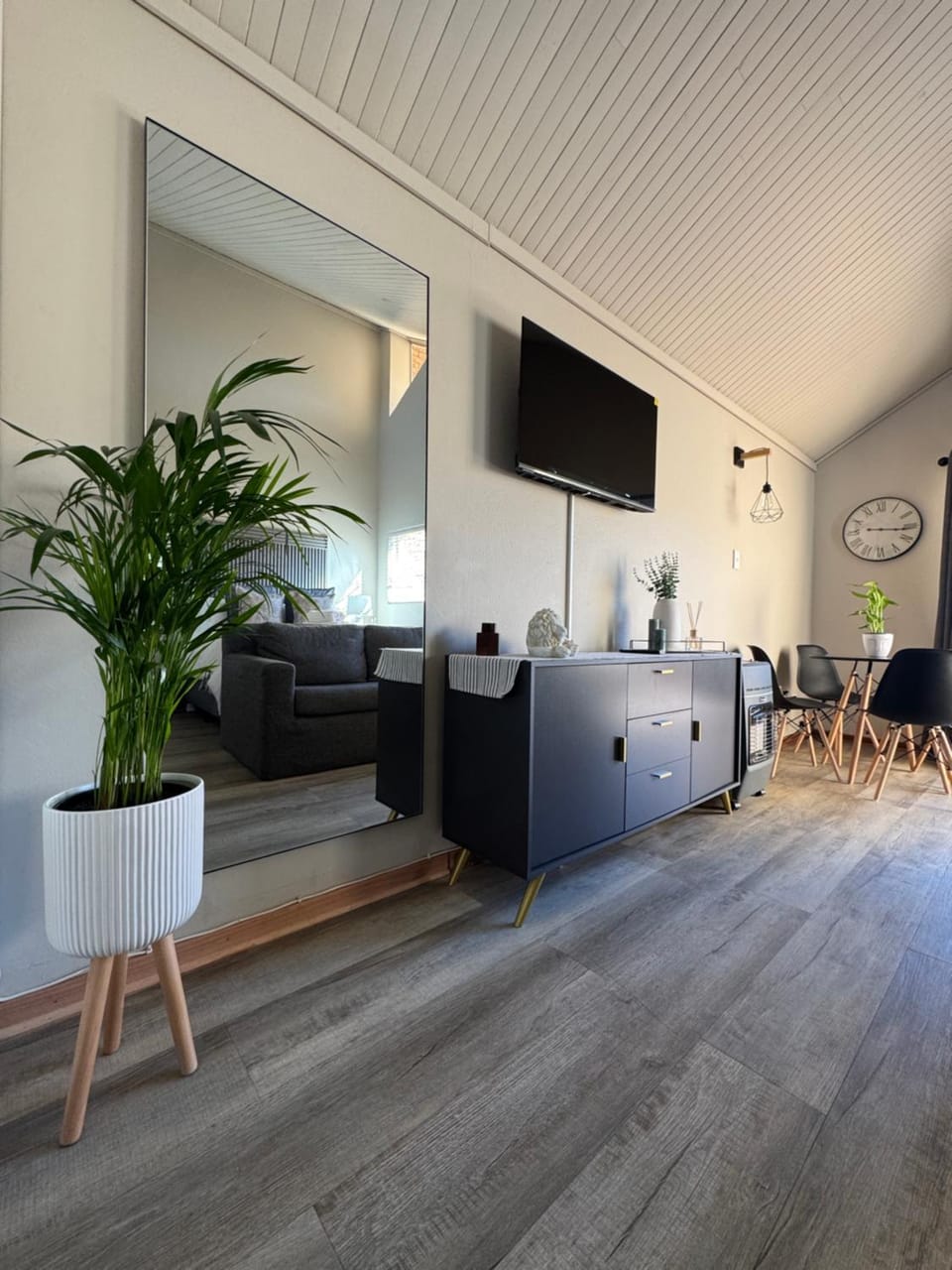 Communal lounge/ TV room, TV and multimedia, Decorative detail, Decorative detail, internet, internet, internet