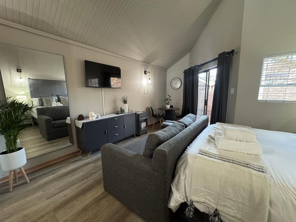 Bed, TV and multimedia, Kitchen or kitchenette, Living room, Photo of the whole room, Seating area, Bedroom, towels