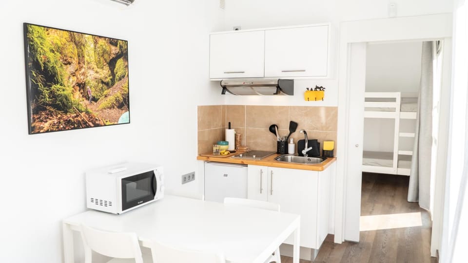Property building, Kitchen or kitchenette, Dining area, microwave