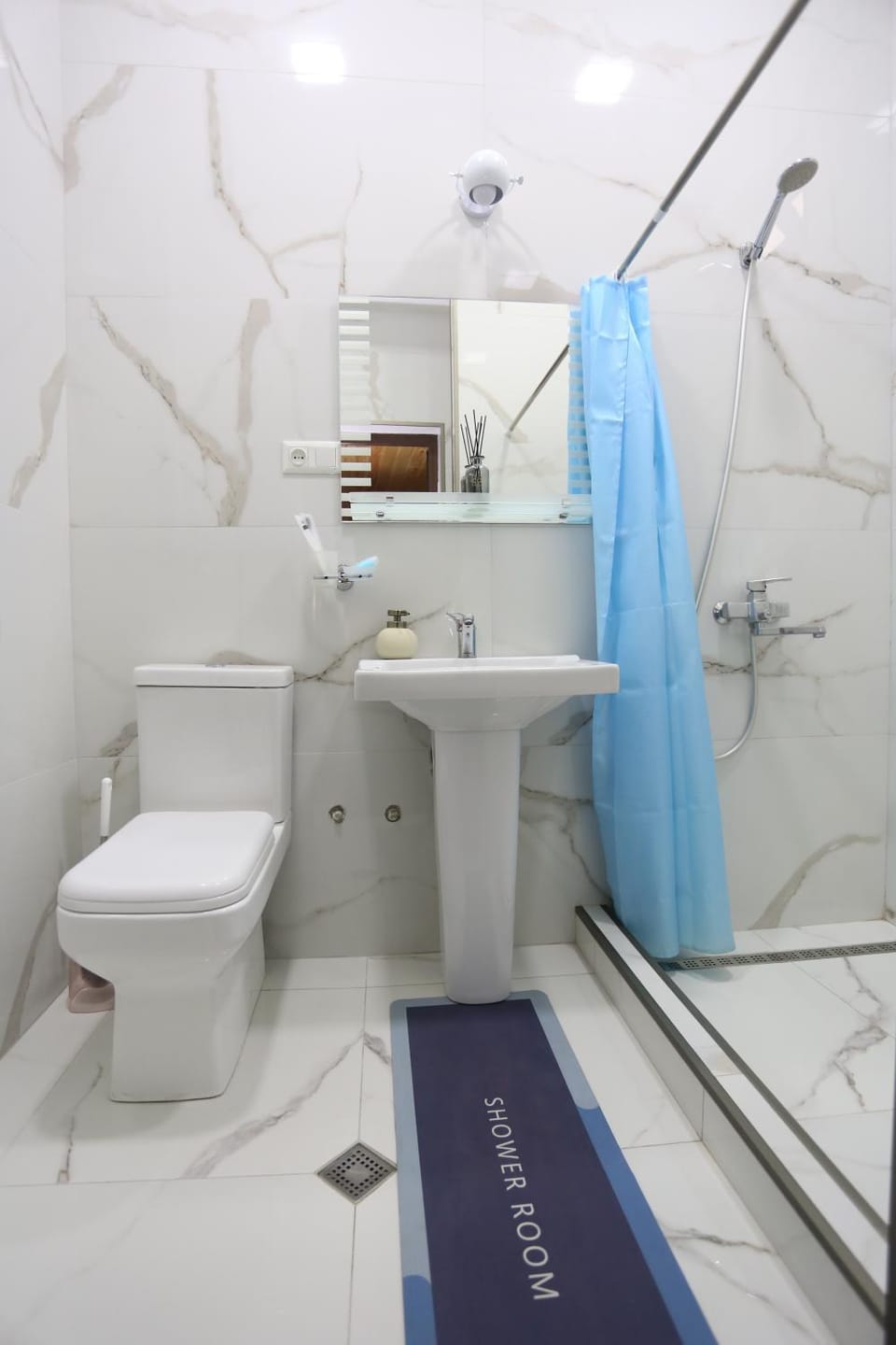 Shower, Toilet