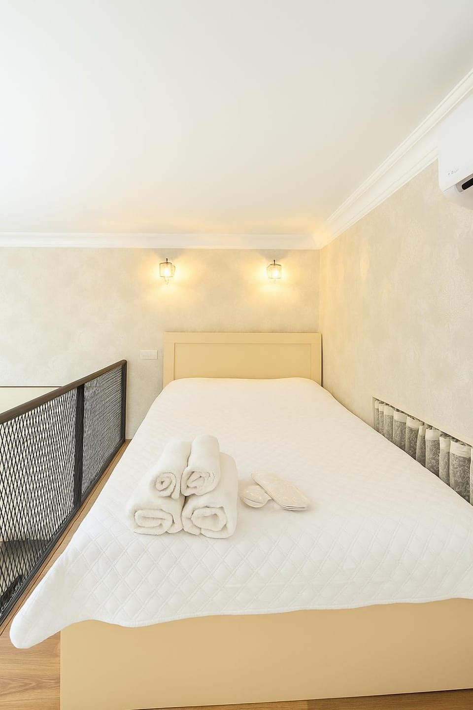 Bed, Photo of the whole room, towels