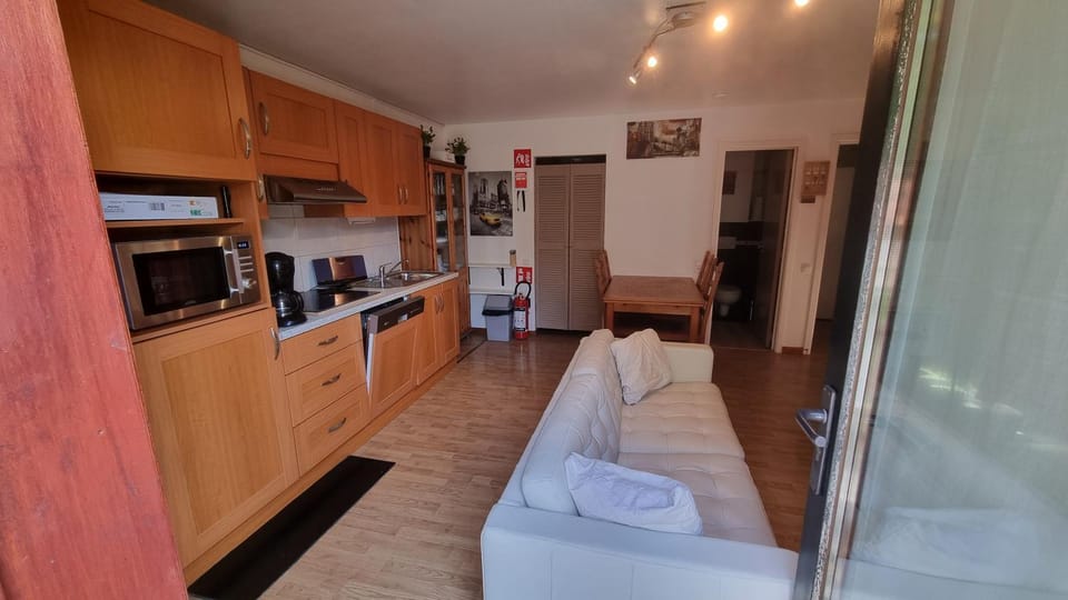 Kitchen or kitchenette, Living room, Seating area, Dining area, dishwasher, oven, pet friendly, stove