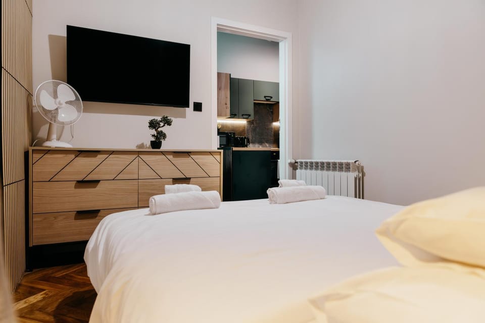 Bed, TV and multimedia, Photo of the whole room, Evening entertainment, Bedroom, towels
