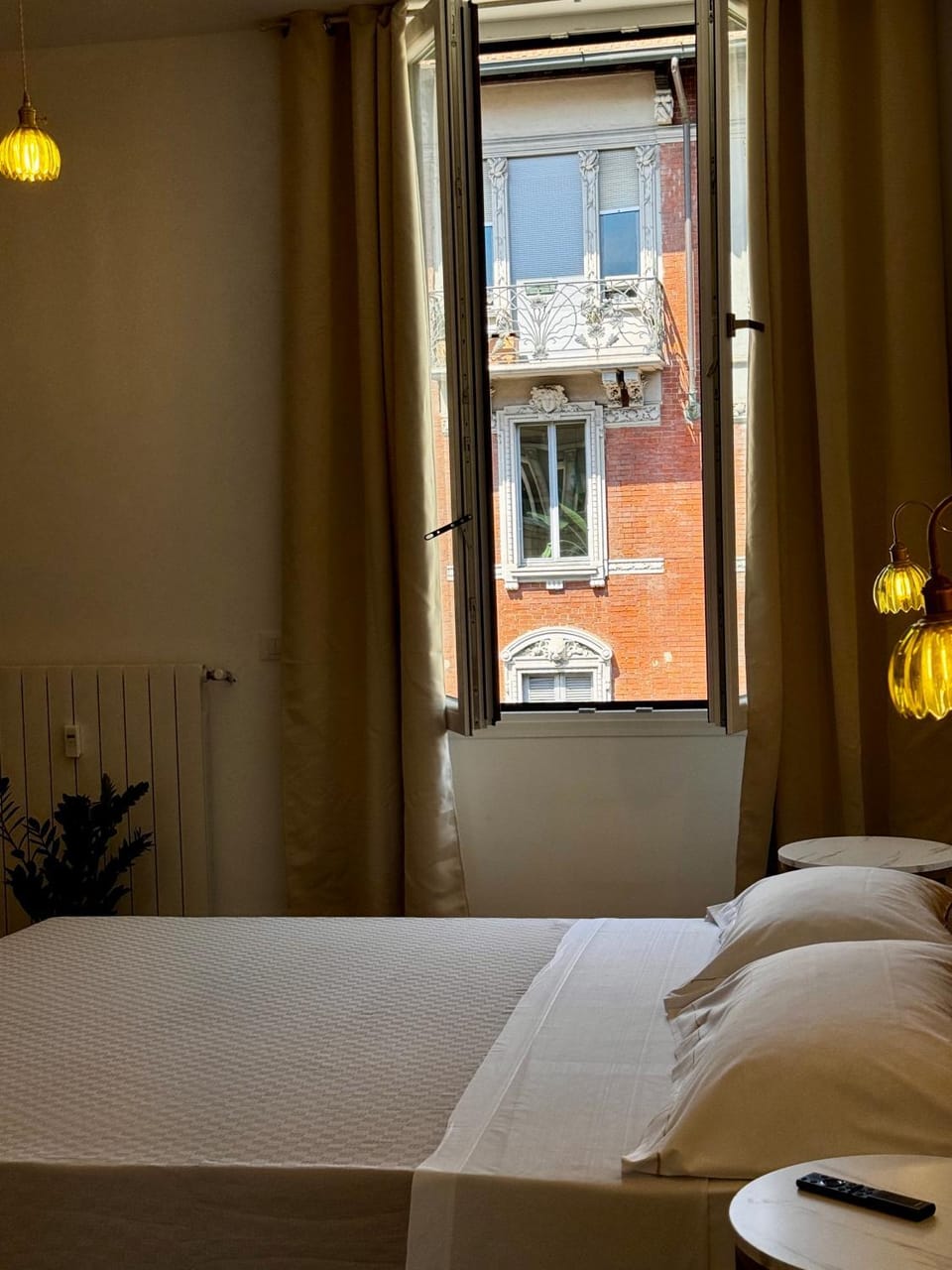 Charming 2 Bed room apartment with private Baths in City Center Apartment in Milan