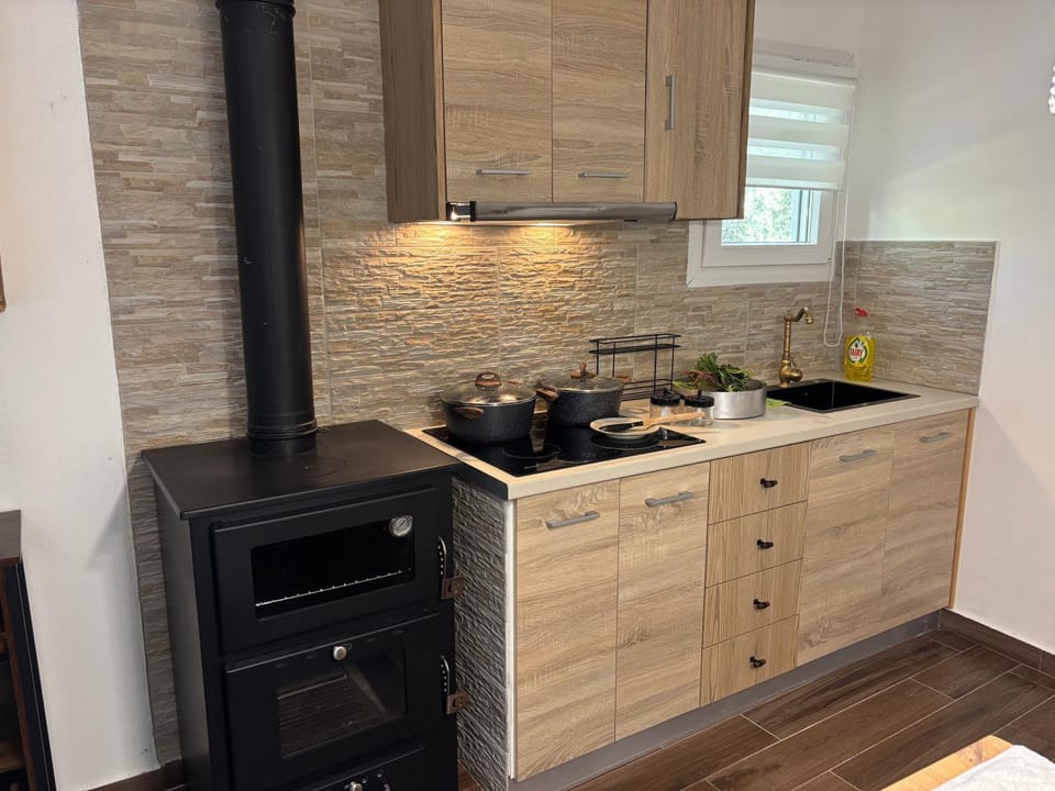 Restaurant/places to eat, Kitchen or kitchenette, stove