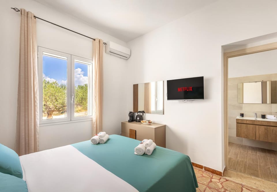 Bed, TV and multimedia, Photo of the whole room, towels
