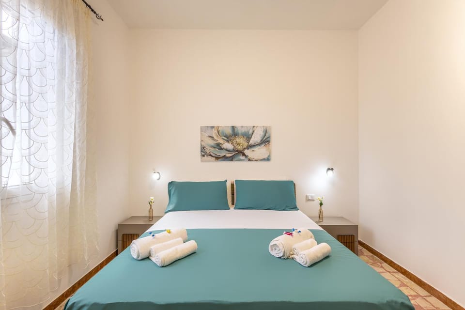 Bed, Bedroom, towels