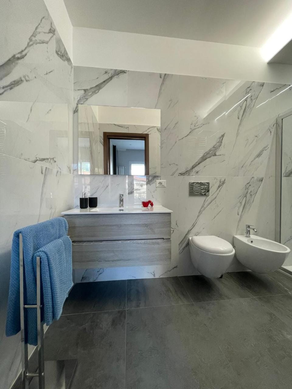 Shower, Toilet, Bathroom, towels