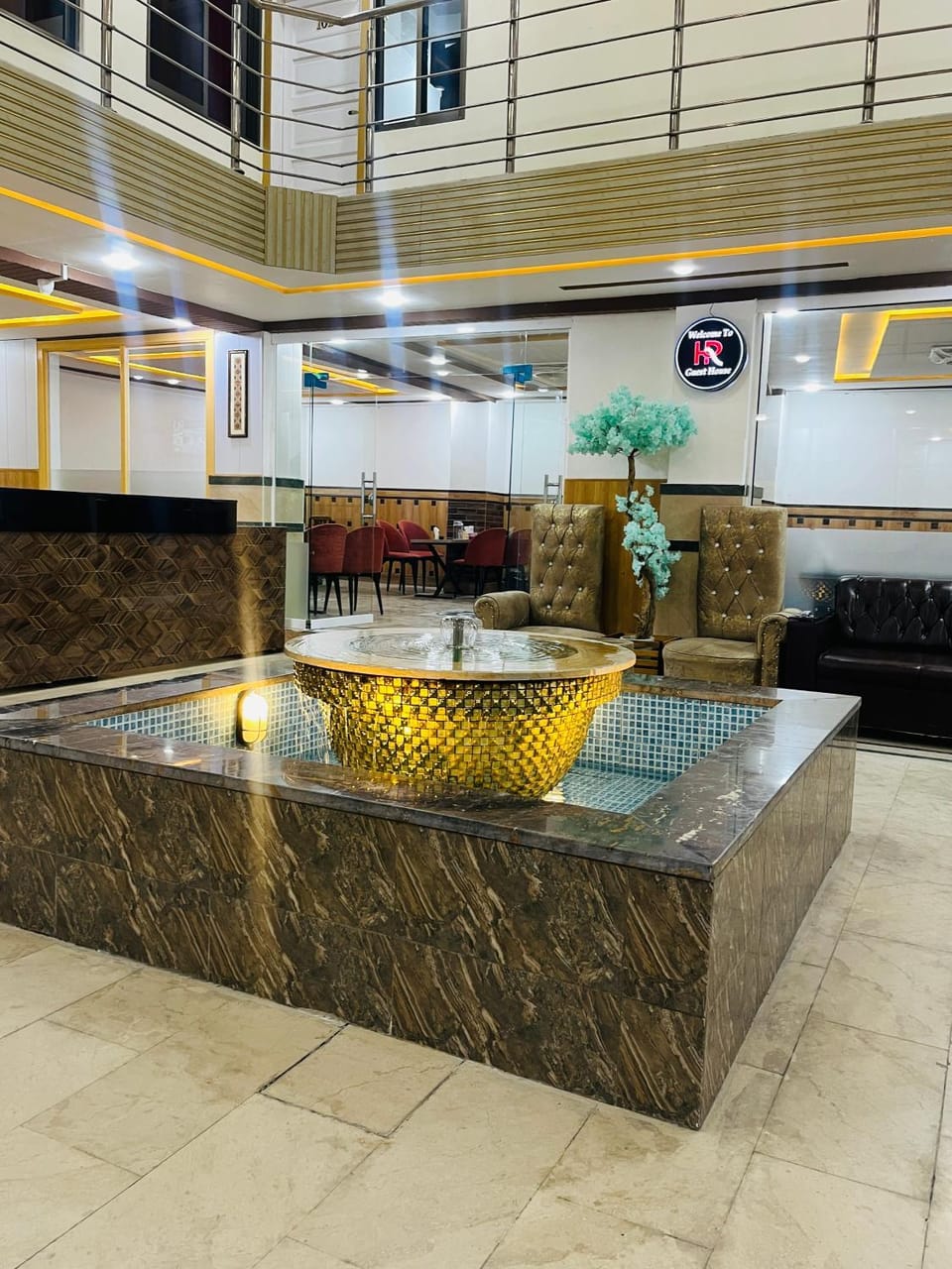 Restaurant/places to eat, Restaurant/places to eat, Living room, Seating area