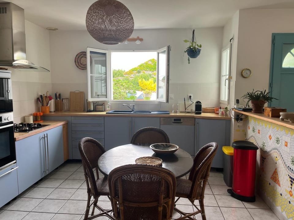 Kitchen or kitchenette, Kitchen or kitchenette, Dining area, dishwasher, oven, stove, toaster