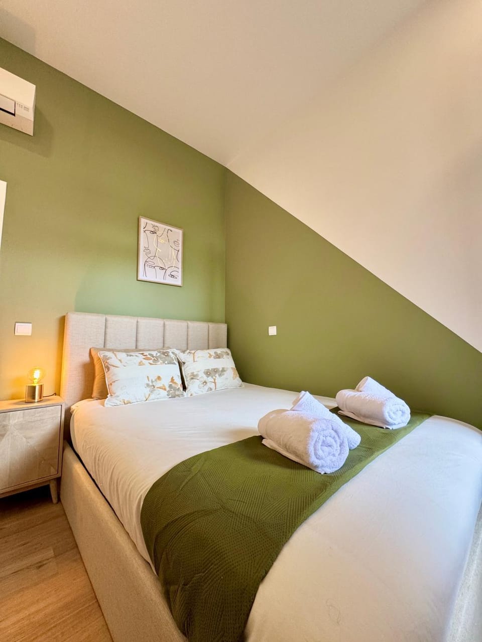 Bed, Bedroom, towels, air conditioner