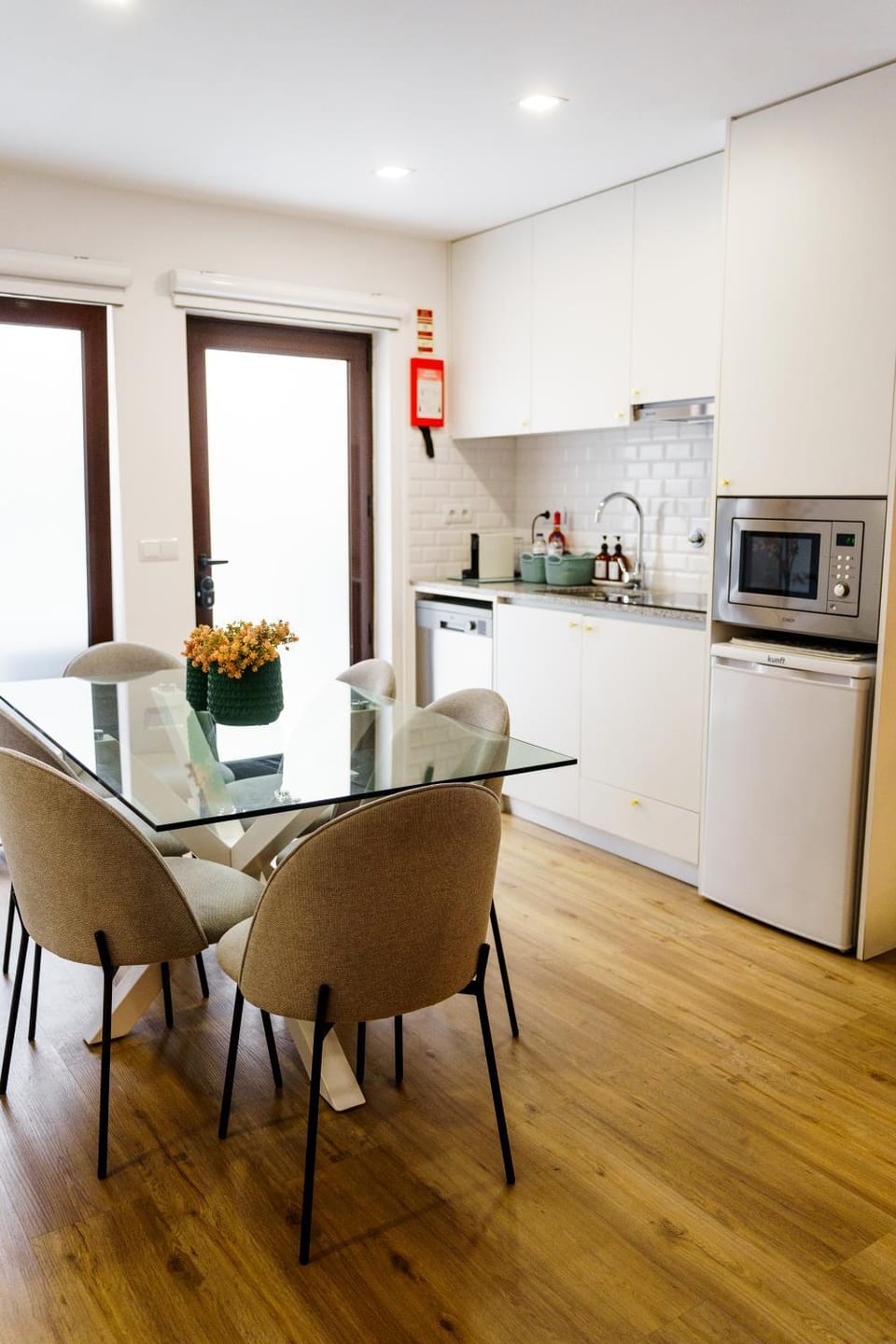 Kitchen or kitchenette, Dining area, dishwasher, minibar, oven, toaster